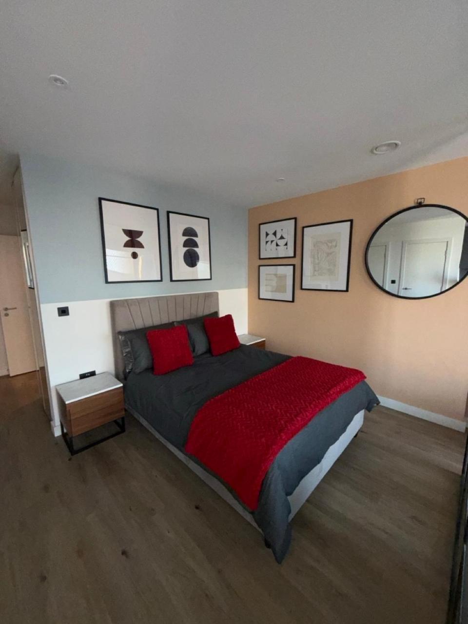 Sky Near O2, Olympic Stadium Canary Wharf Apartment London