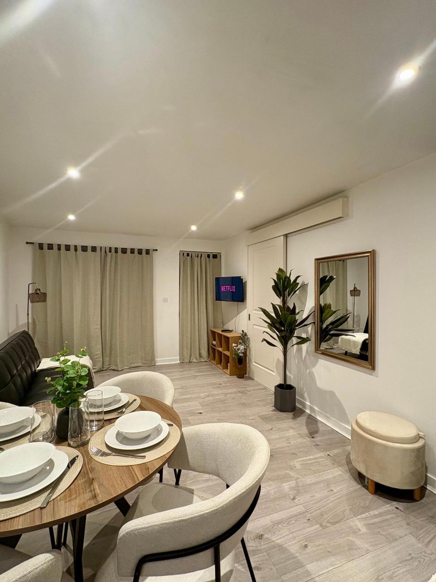 2 Bedroom Apartment In Wimbledon - Free Underground Parking - Sleeps 5