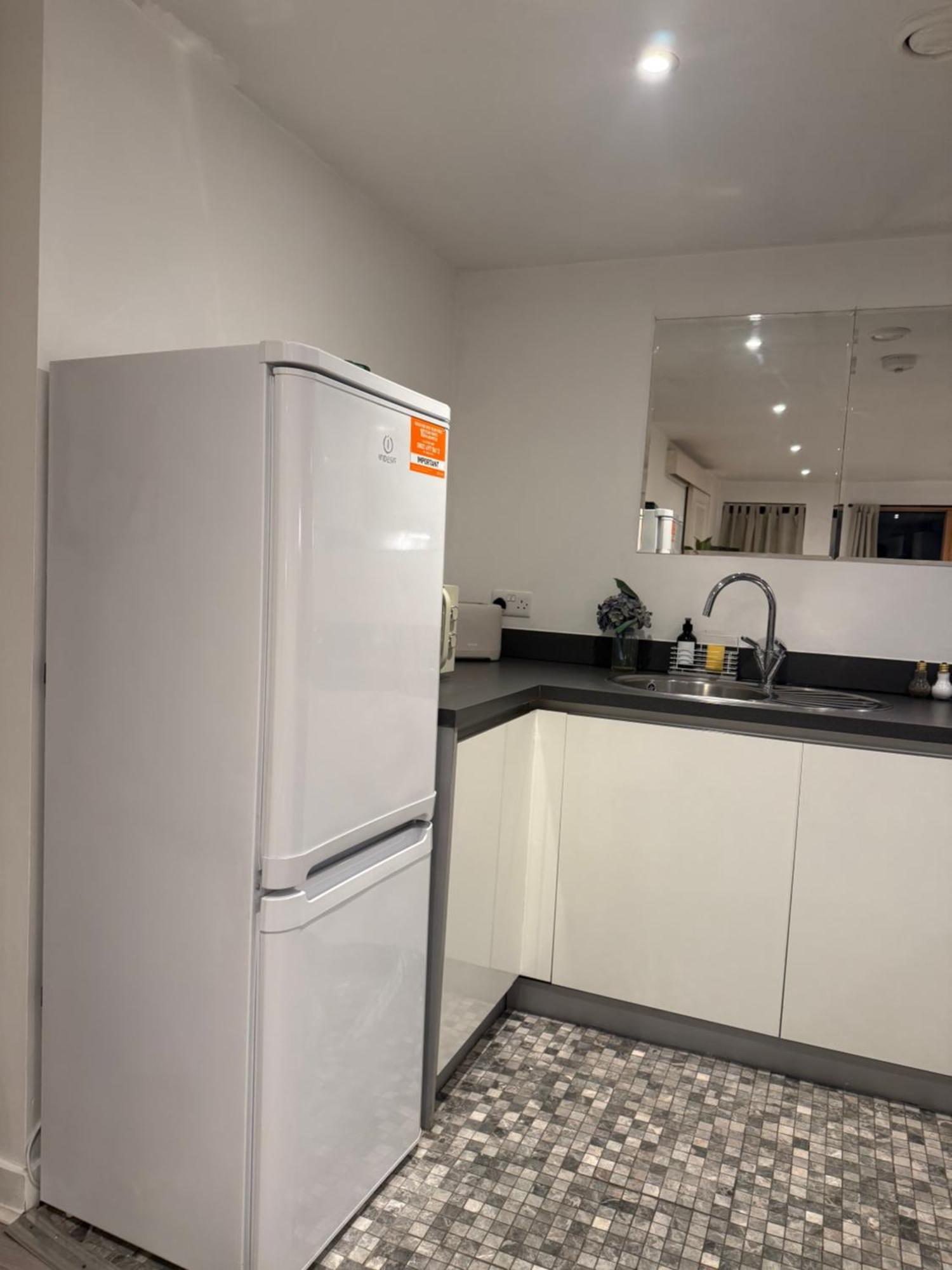 2 Bedroom Apartment In Wimbledon - Free Underground Parking - Sleeps 5 *