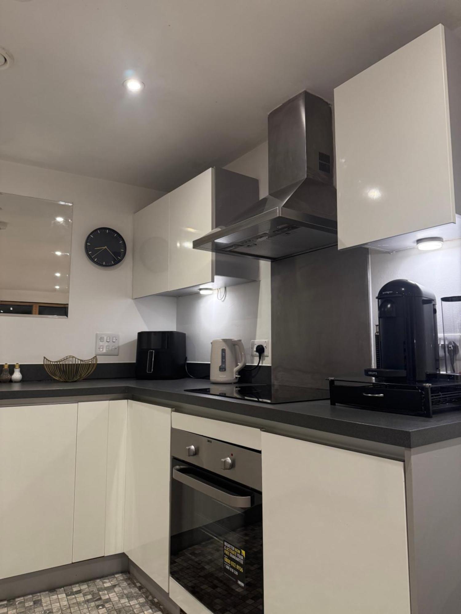 2 Bedroom Apartment In Wimbledon - Free Underground Parking - Sleeps 5