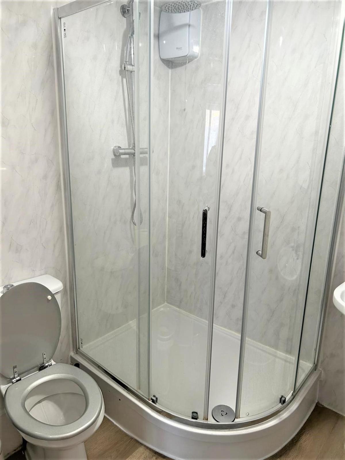 Zone 2 Lovely 4 Bedroom - 3 Trowbridge Road London