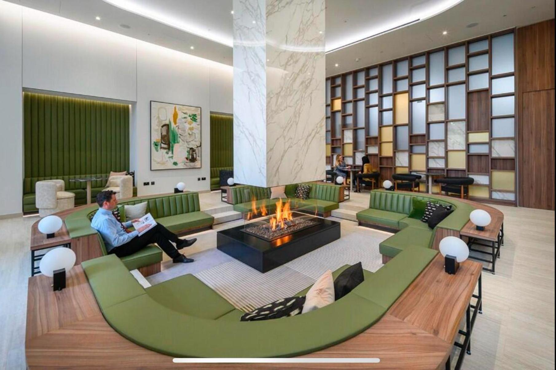 Luxury Modern 2bd 2ba White Living * London