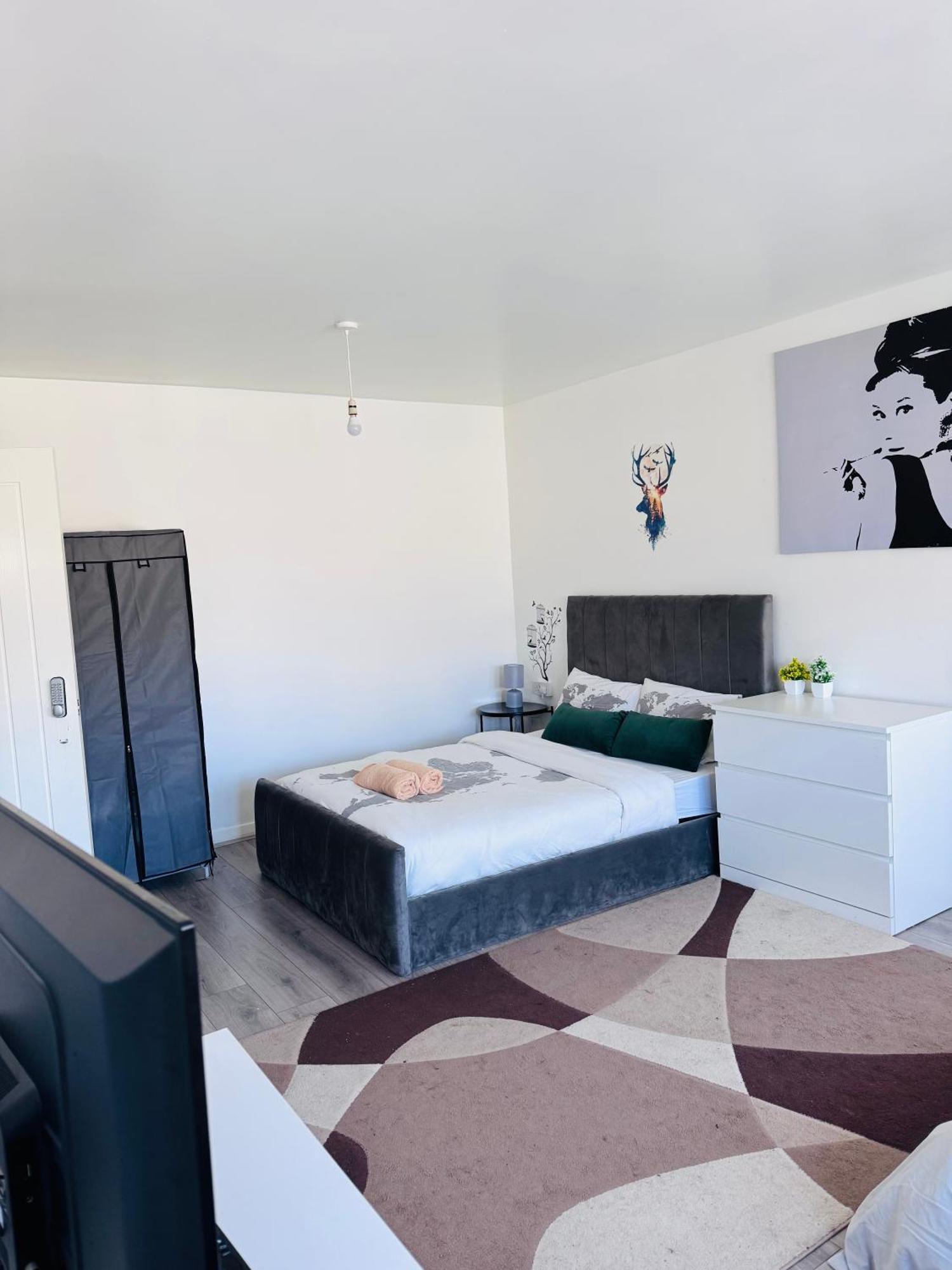 Modern In A 4 Bedroom Flat In London, Shared Bathroom! * Londen