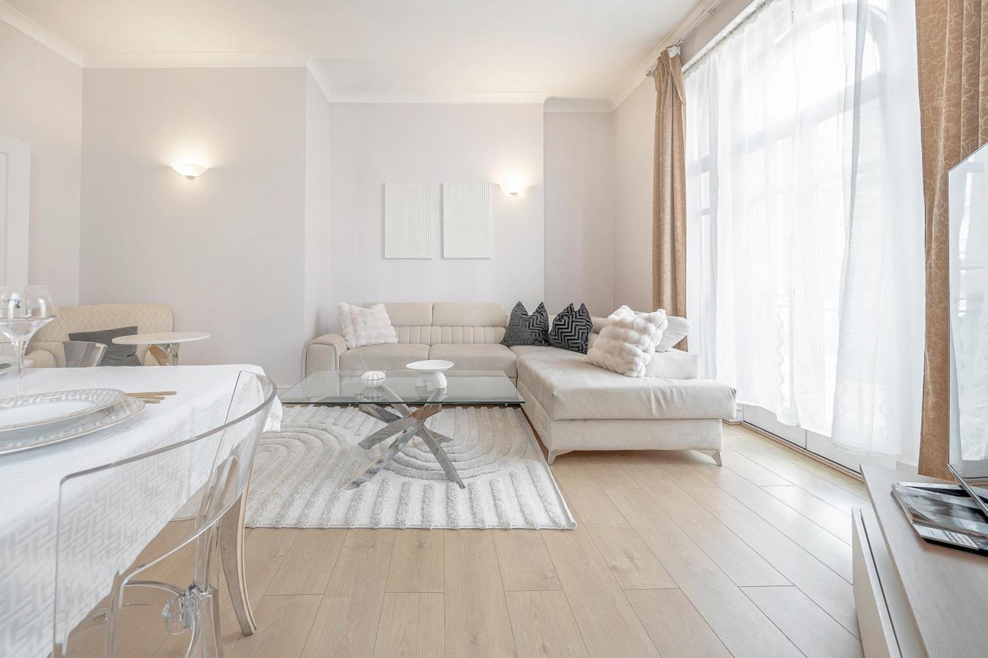 Charming Oxford Street Away Apartment London