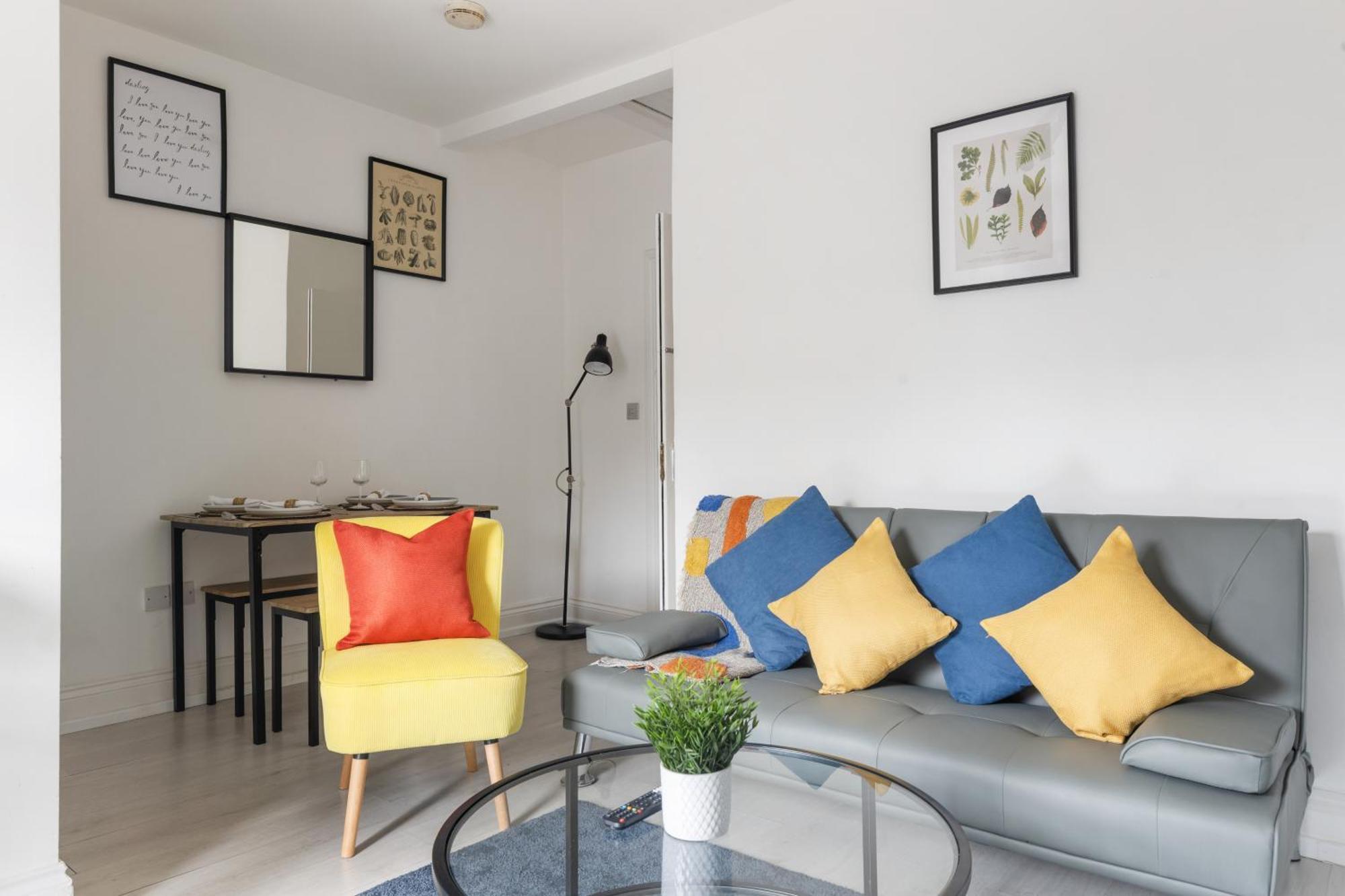 Modern & Cosy 2 Bedroom With Free Parking Near Wembley Apartment *