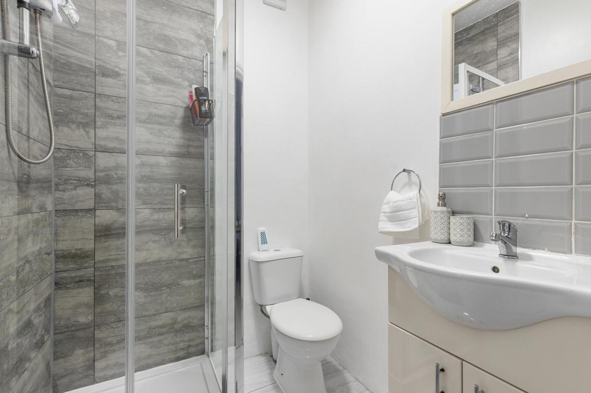 Modern & Cosy 2 Bedroom With Free Parking Near Wembley London