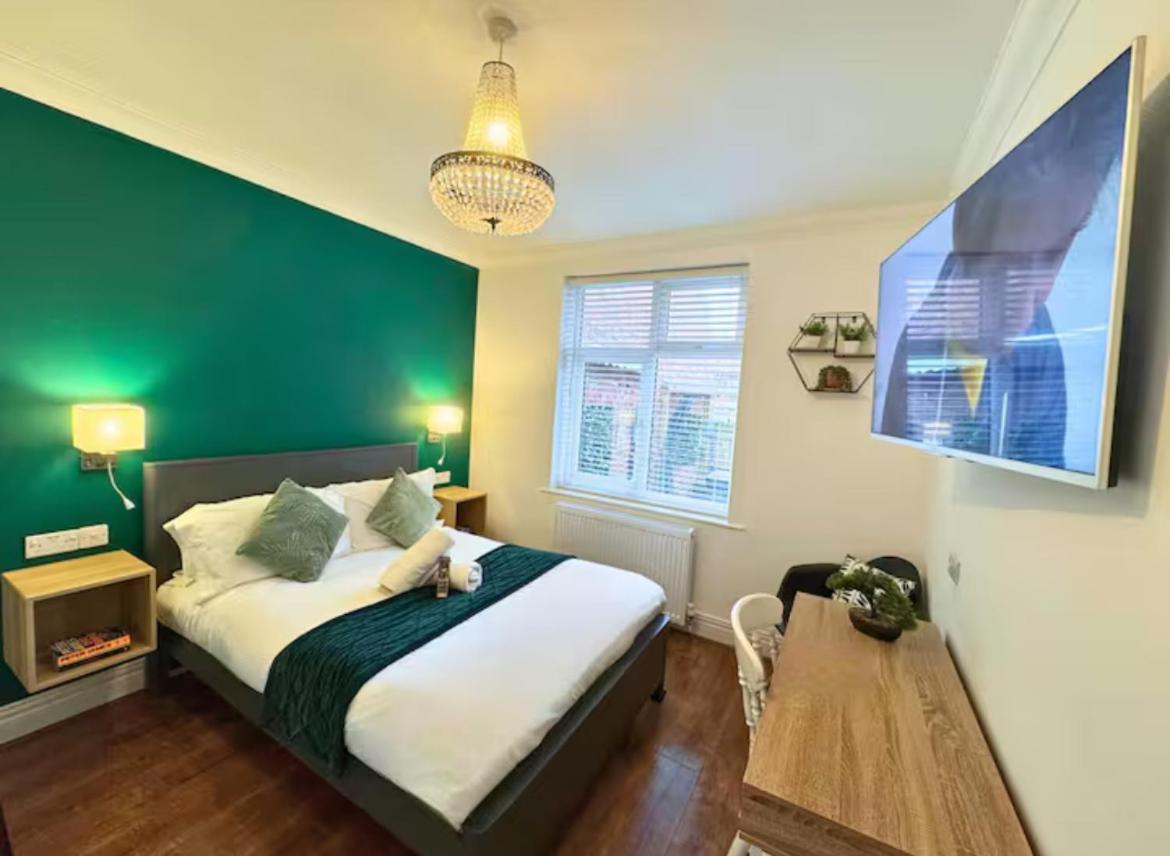 Holiday home Quiet Garden Escape 3 Beds And Hot Tub Bliss