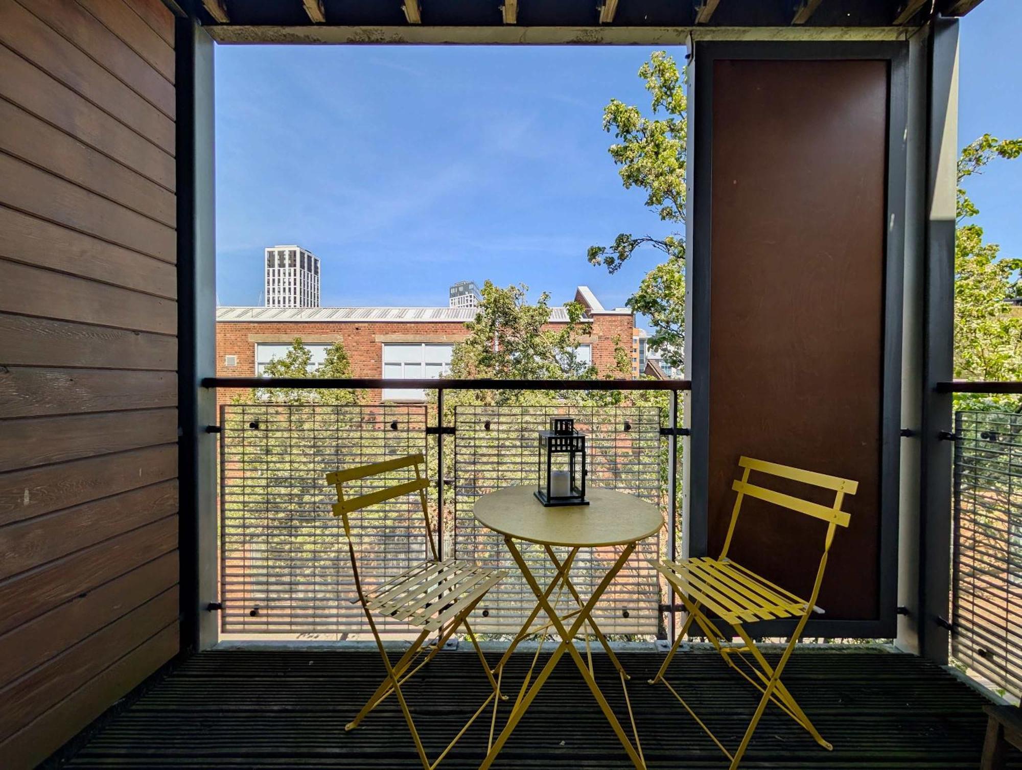 Chic Flat With Balcony Close To Stamford Bridge Apartment