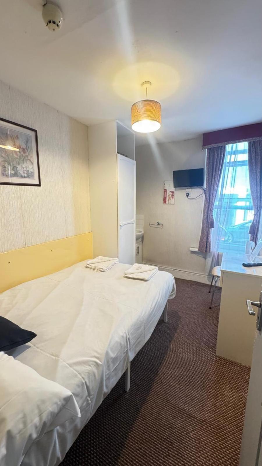 Warwick Road Hotel 2*