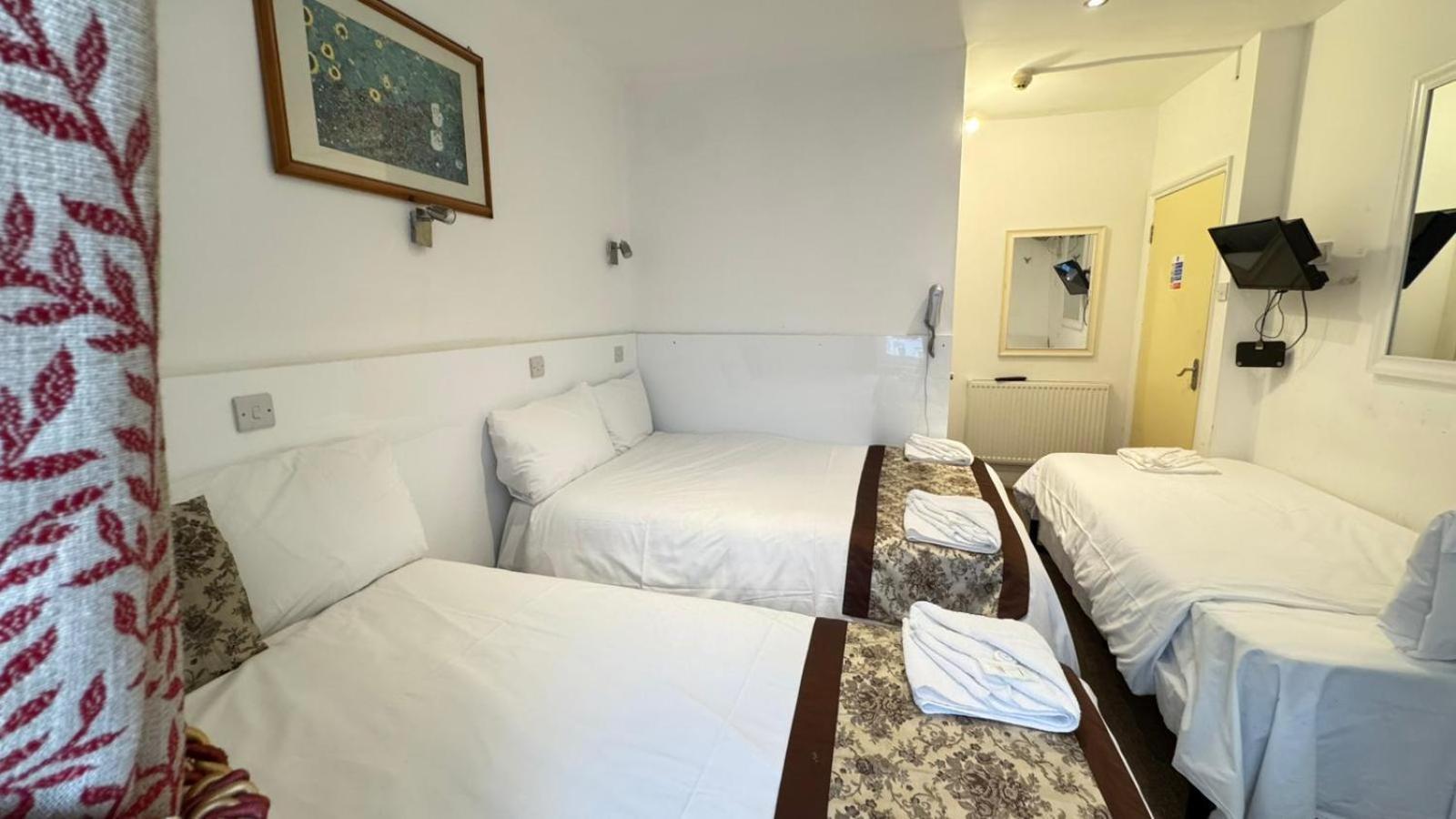 Hotel Warwick Road 2*
