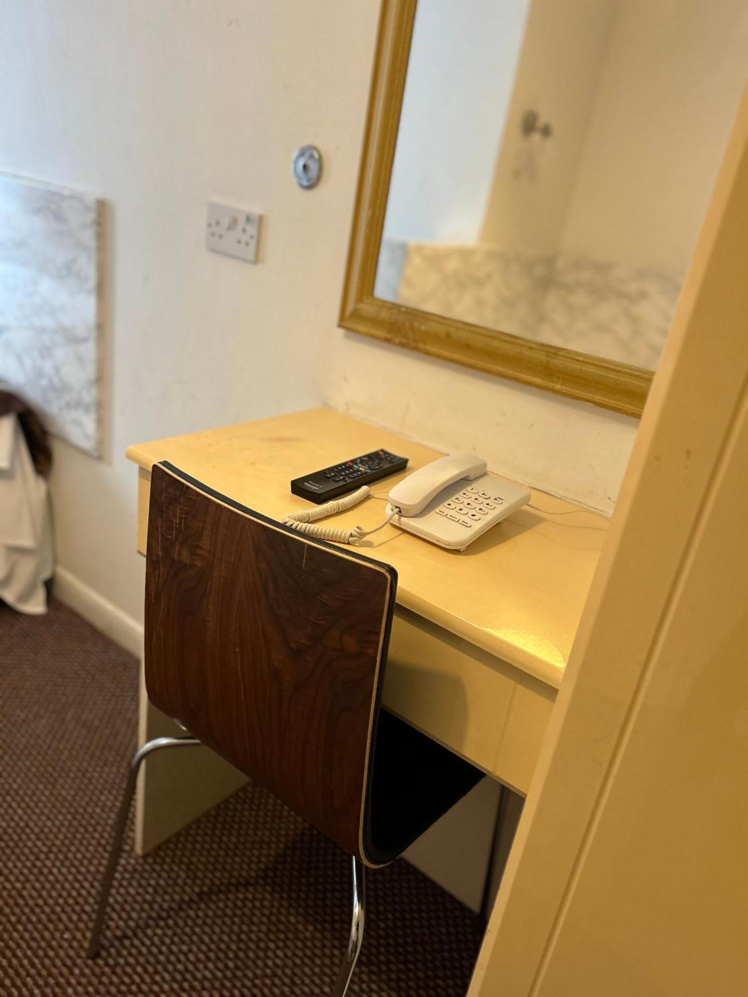 Hotel Warwick Road 2*