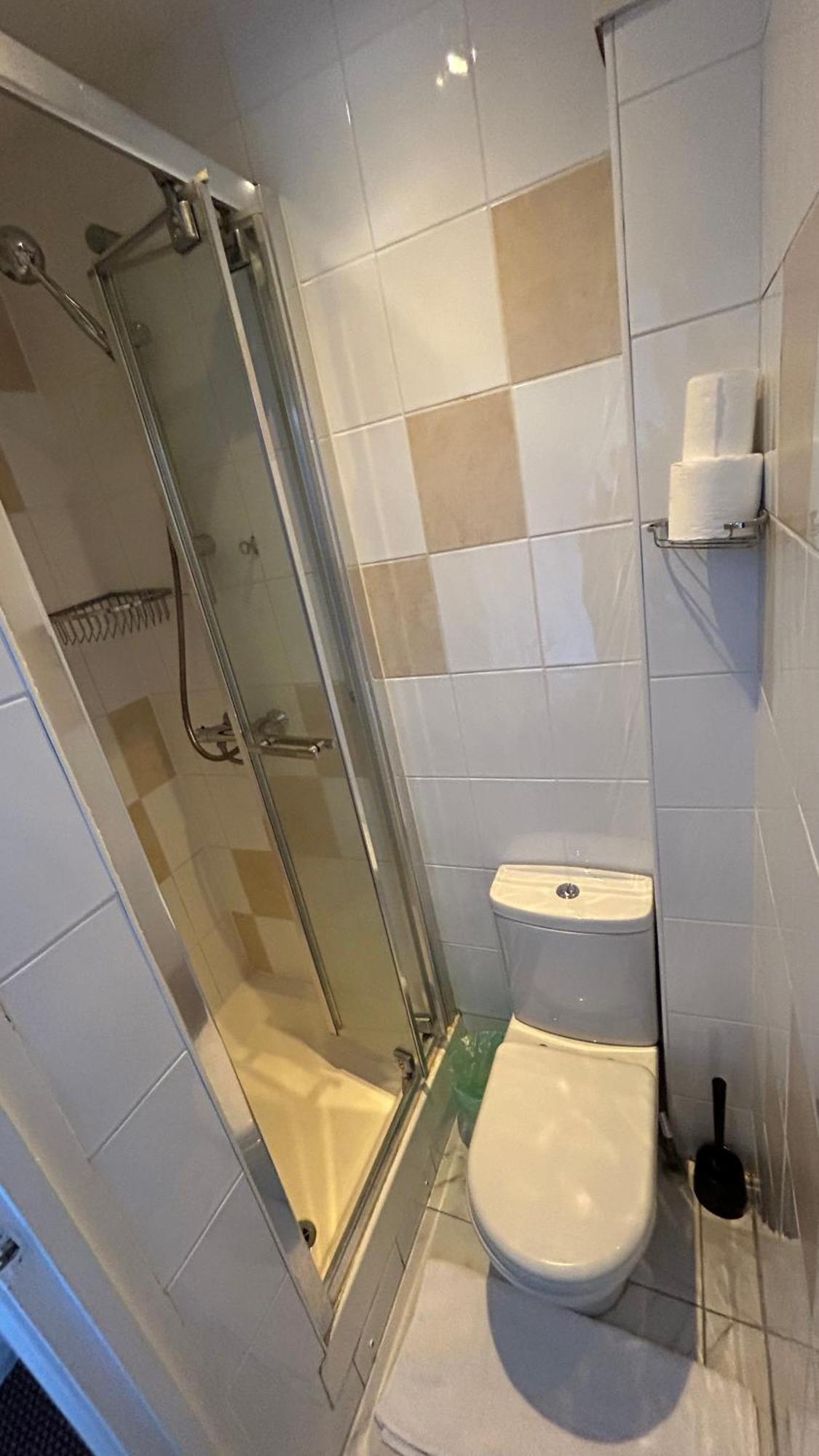 Hotel Warwick Road 2*