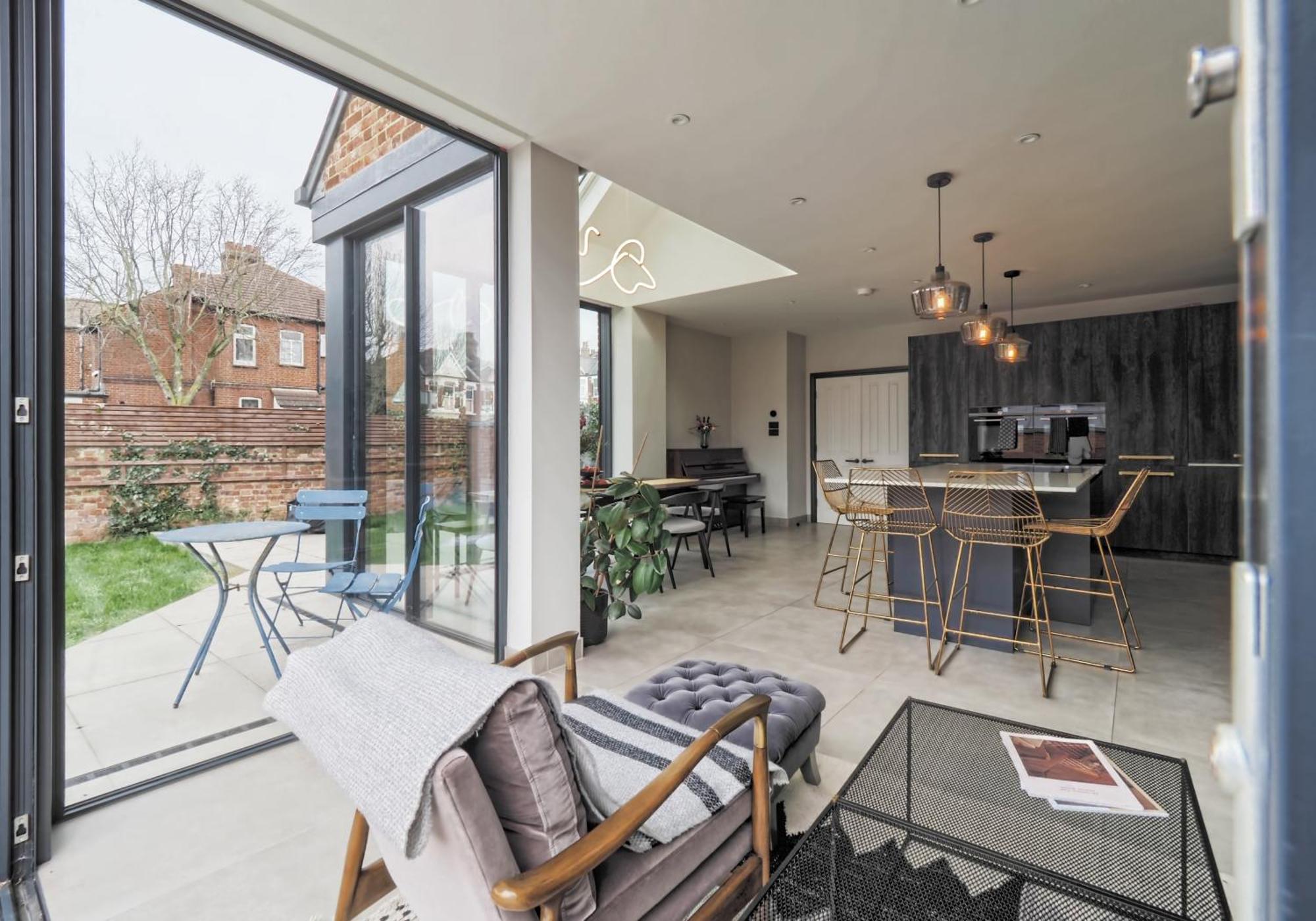 Modern Family With Garden And Parking In Kensal Holiday home *