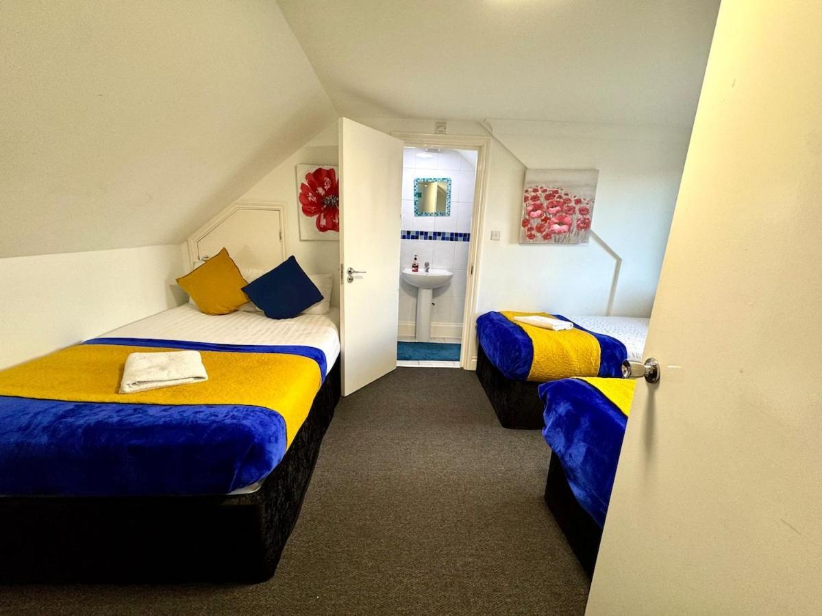 Spacious 3-bed With Garden, Private Parking, Smart Tv's, Fast Wi-fi London