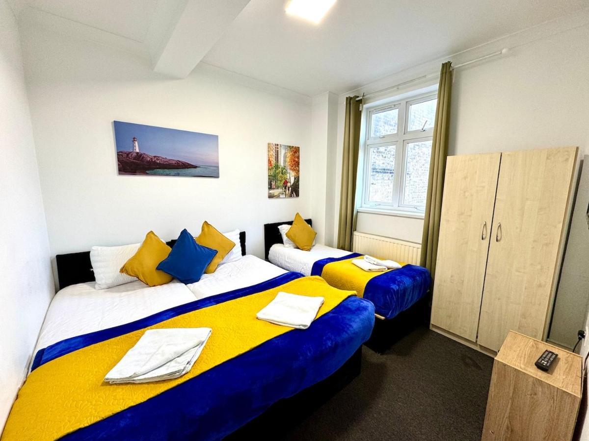 Holiday home Spacious 3-bed With Garden, Private Parking, Smart Tv's, Fast Wi-fi *
