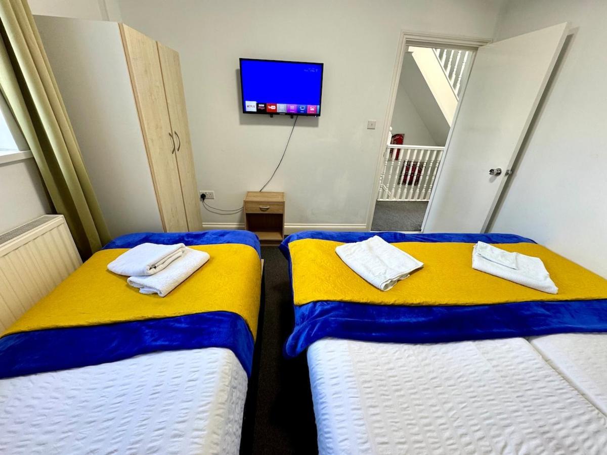 Spacious 3-bed With Garden, Private Parking, Smart Tv's, Fast Wi-fi