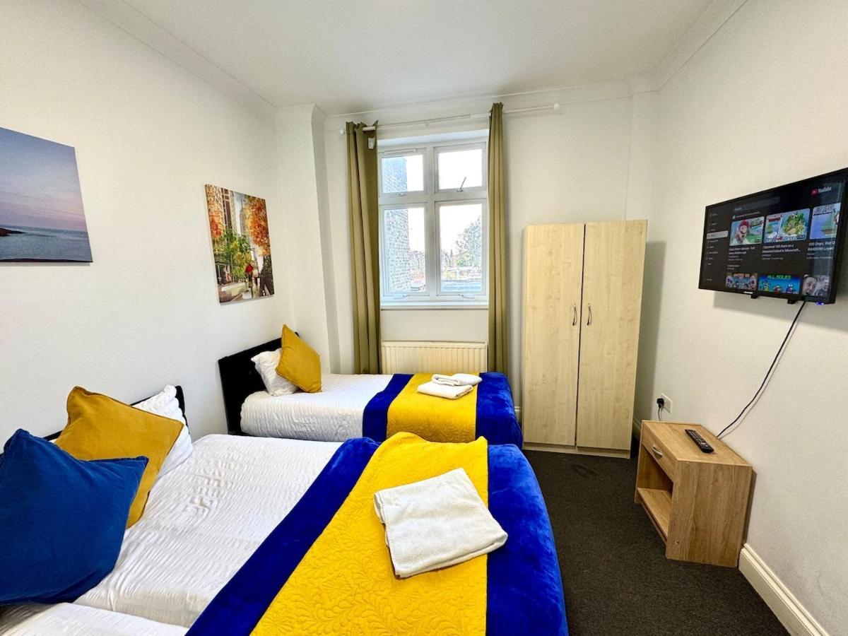 Holiday home Spacious 3-bed With Garden, Private Parking, Smart Tv's, Fast Wi-fi *