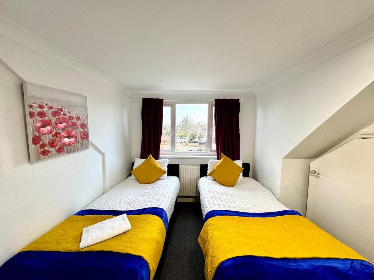 Spacious 3-bed With Garden, Private Parking, Smart Tv's, Fast Wi-fi Holiday home *
