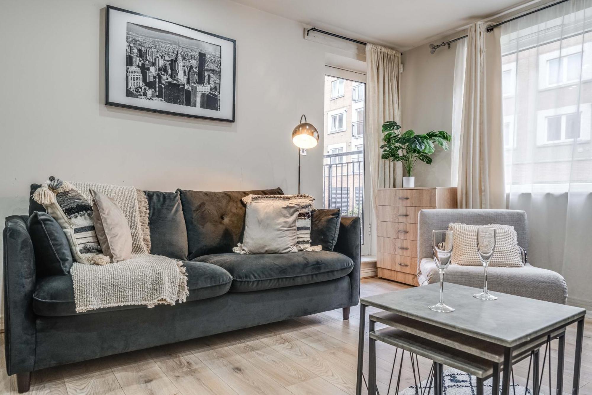 Canary Wharf O2 Excel Flat With Parking & Balcony London