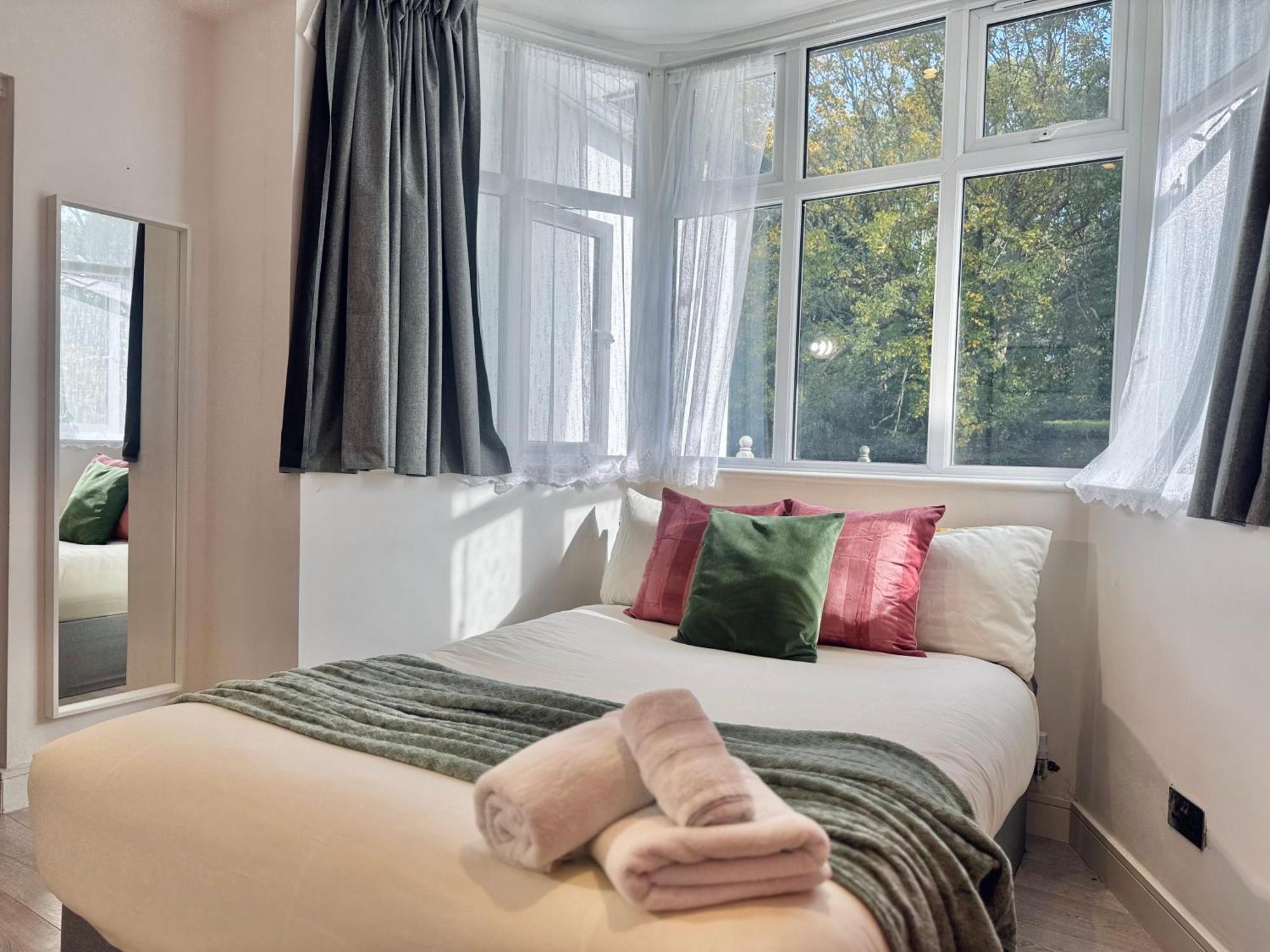 En-suites With Free Parking 30min To Guest house