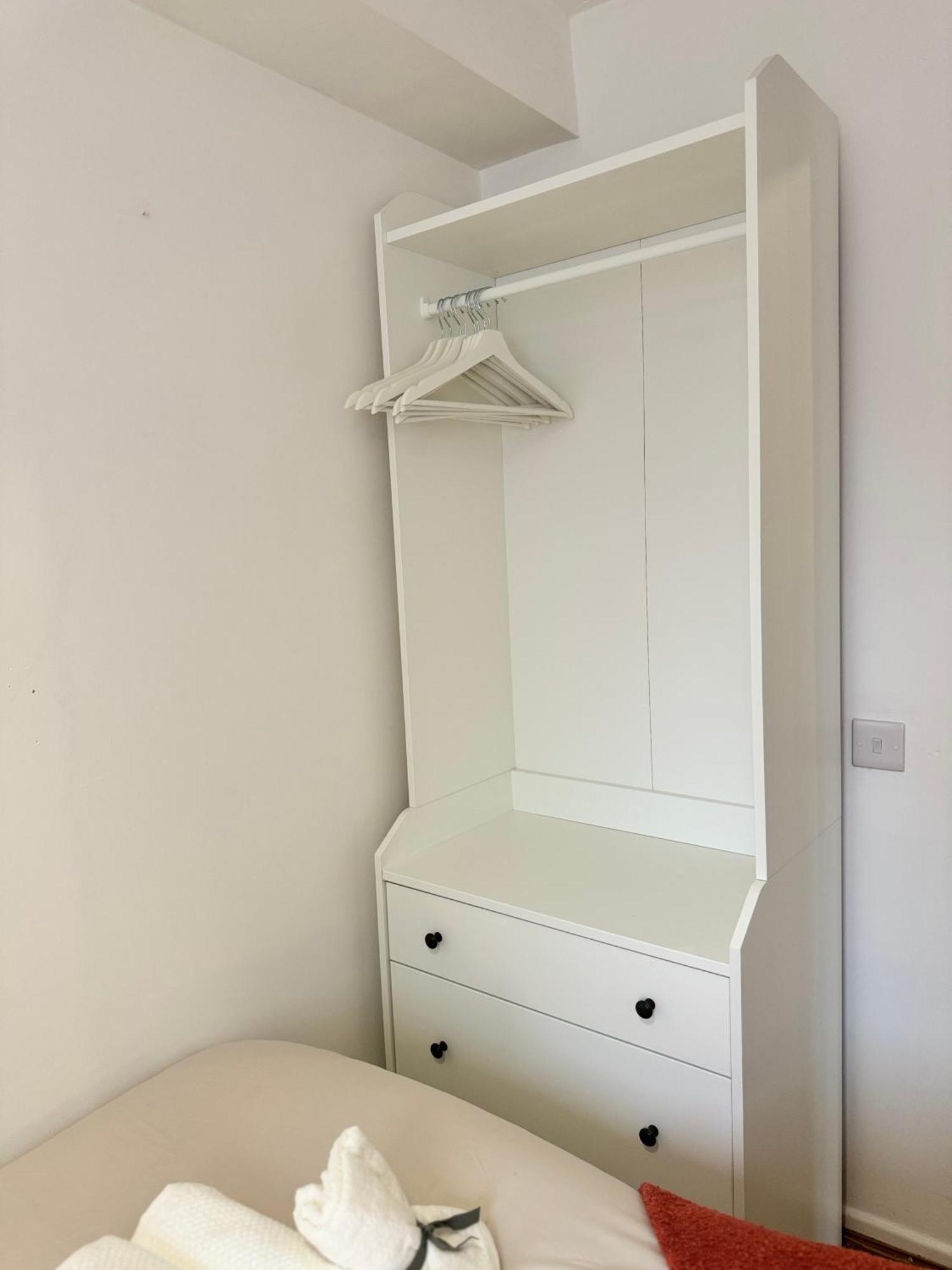 Tranquil 2 Bed Near Downtown & Free Parking London