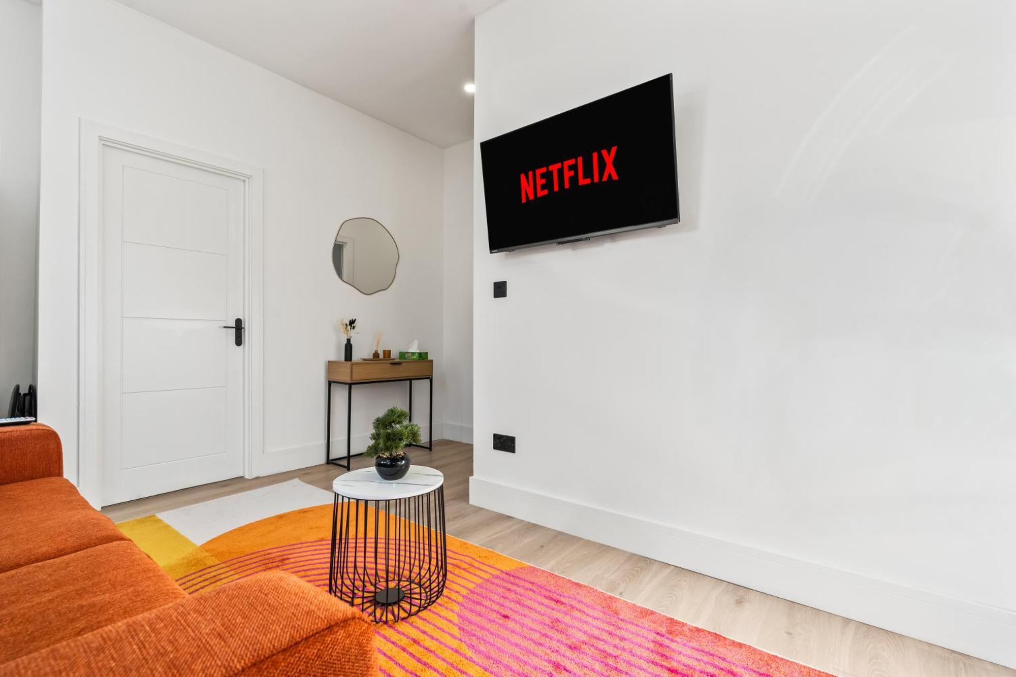Modern 4 Bed - Free Parking Apartment