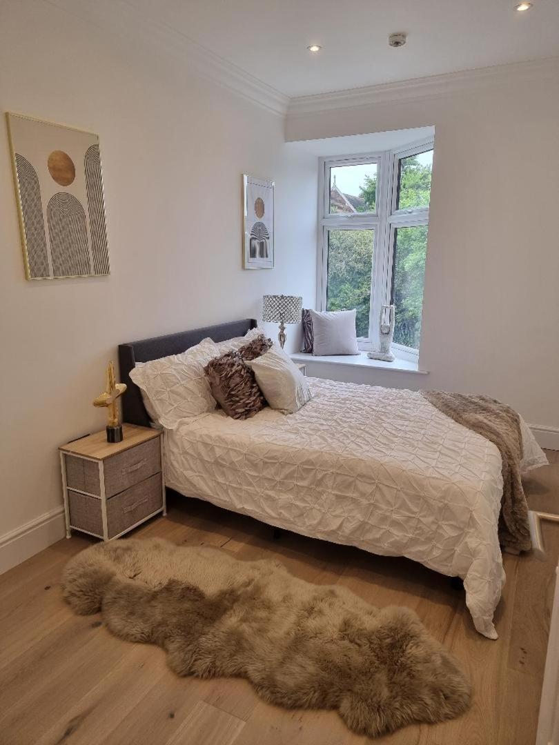 Apartment Stunning 3-bedroom, 2-bathroom, Garden & Hot Tub, West Kensington London