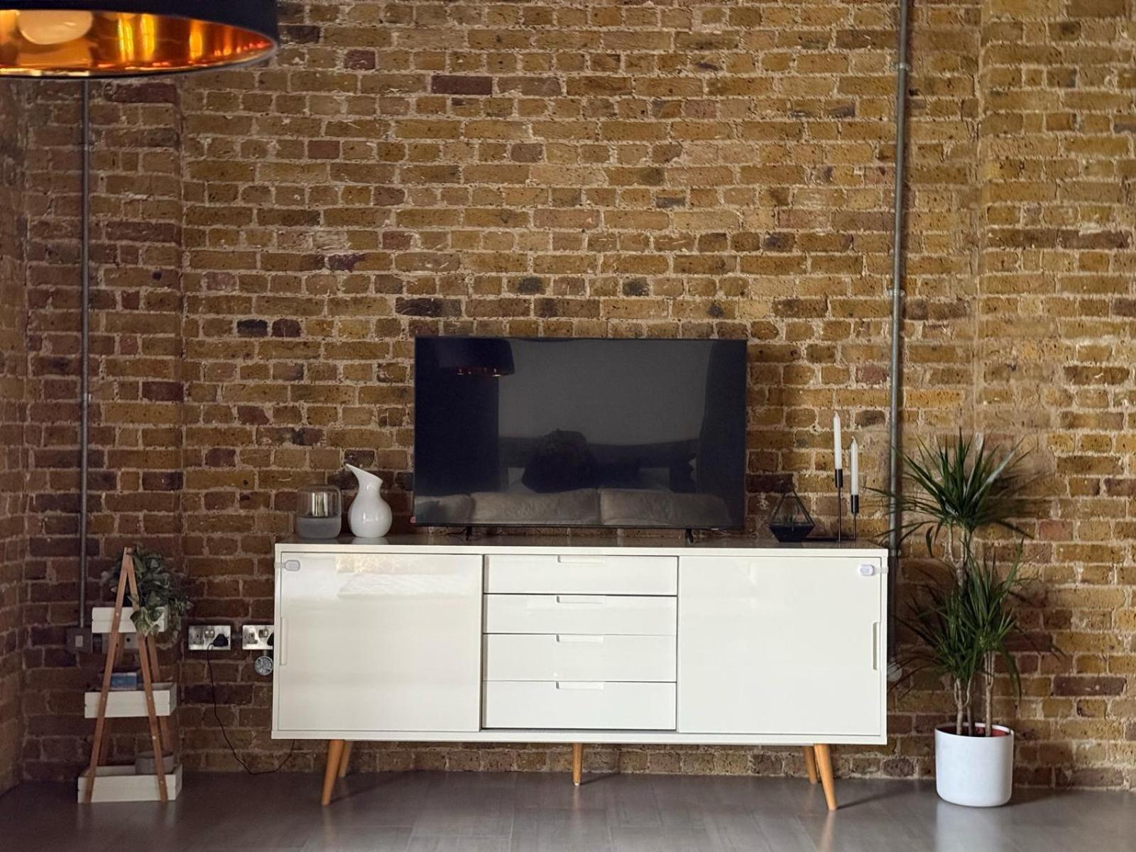 Luxurious Docklands Loft - Steps Away From Excel & Dlr - Free Parking Apartment