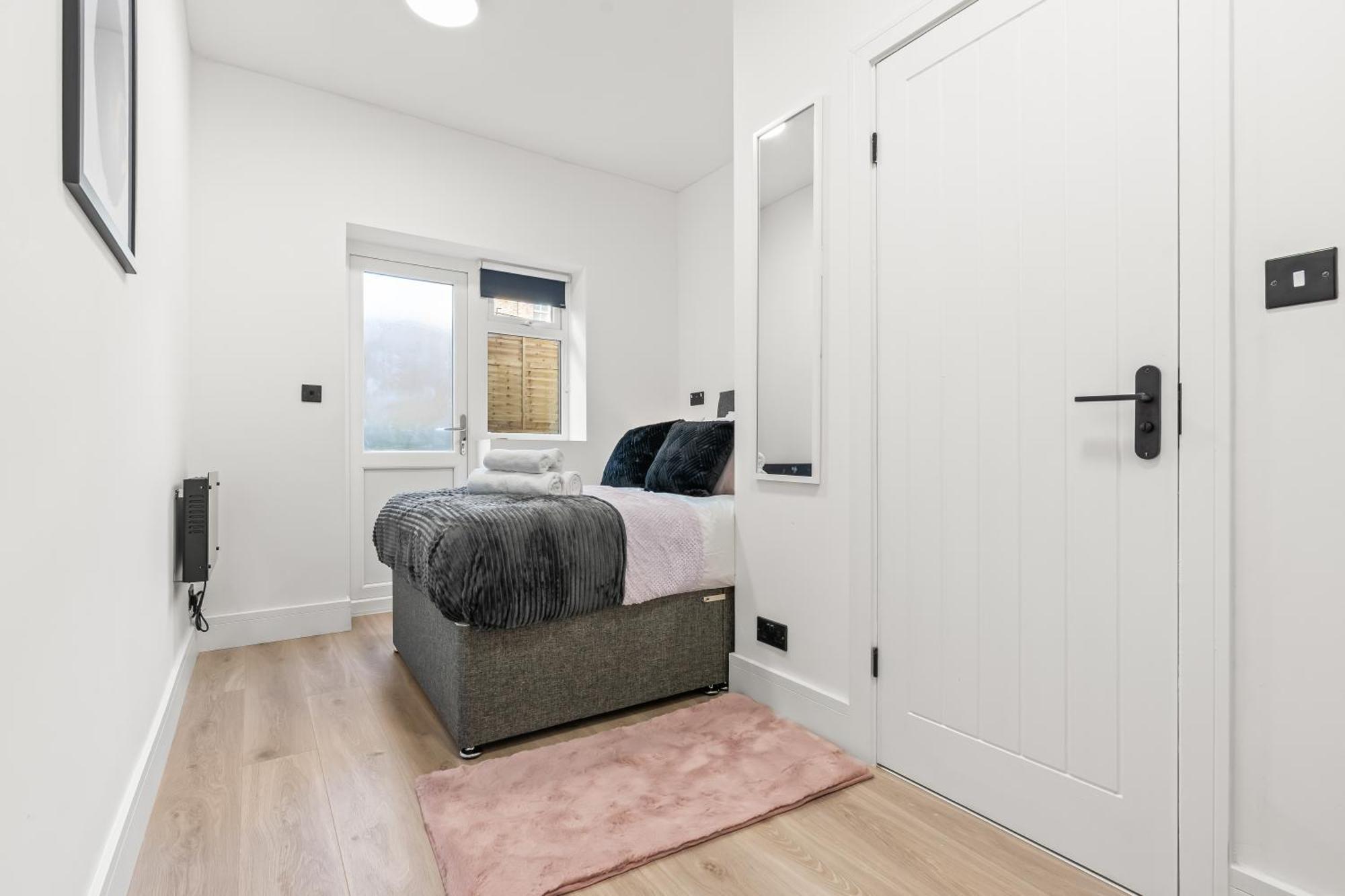 Modern 4 Bed - Free Parking Apartment