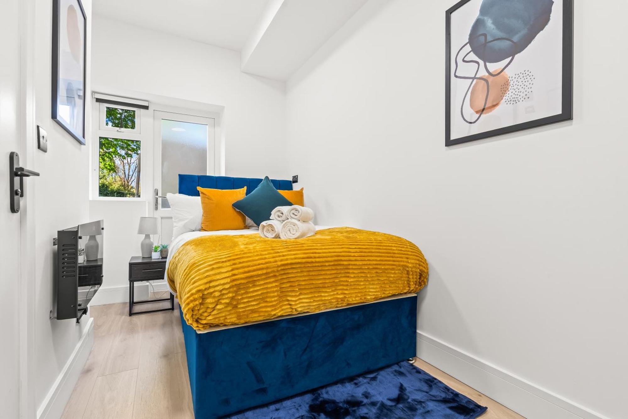Modern 4 Bed - Free Parking Apartment London