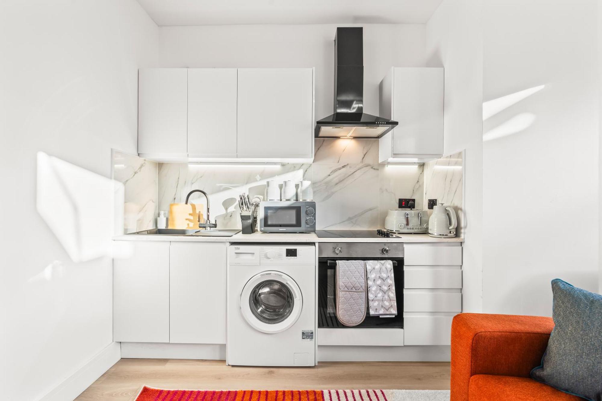 Modern 4 Bed - Free Parking