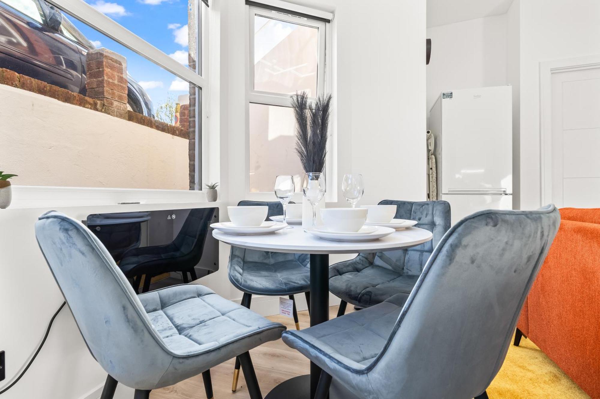 Modern 4 Bed - Free Parking *