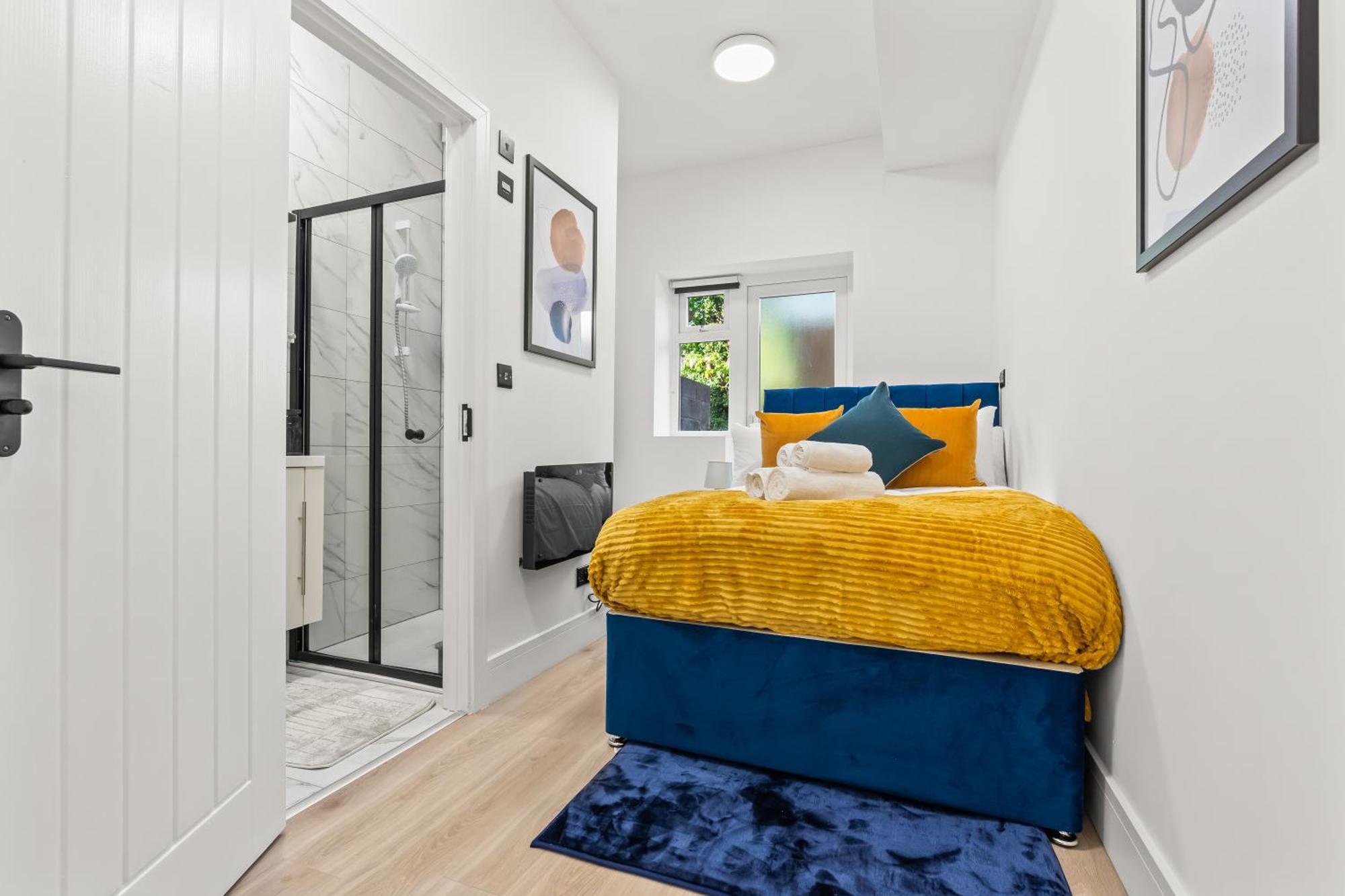 Modern 4 Bed - Free Parking Apartment