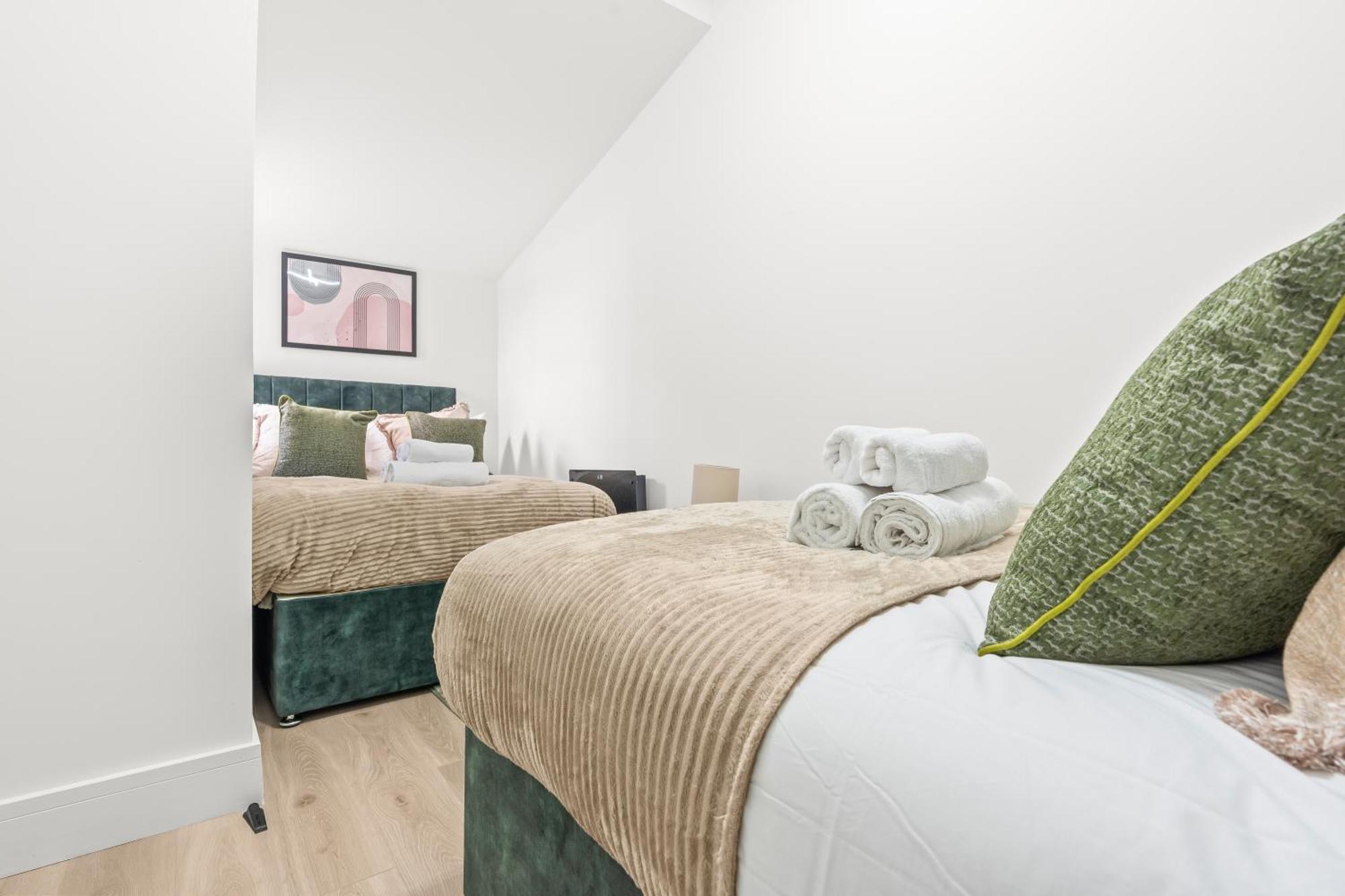 Modern 4 Bed - Free Parking Apartment *