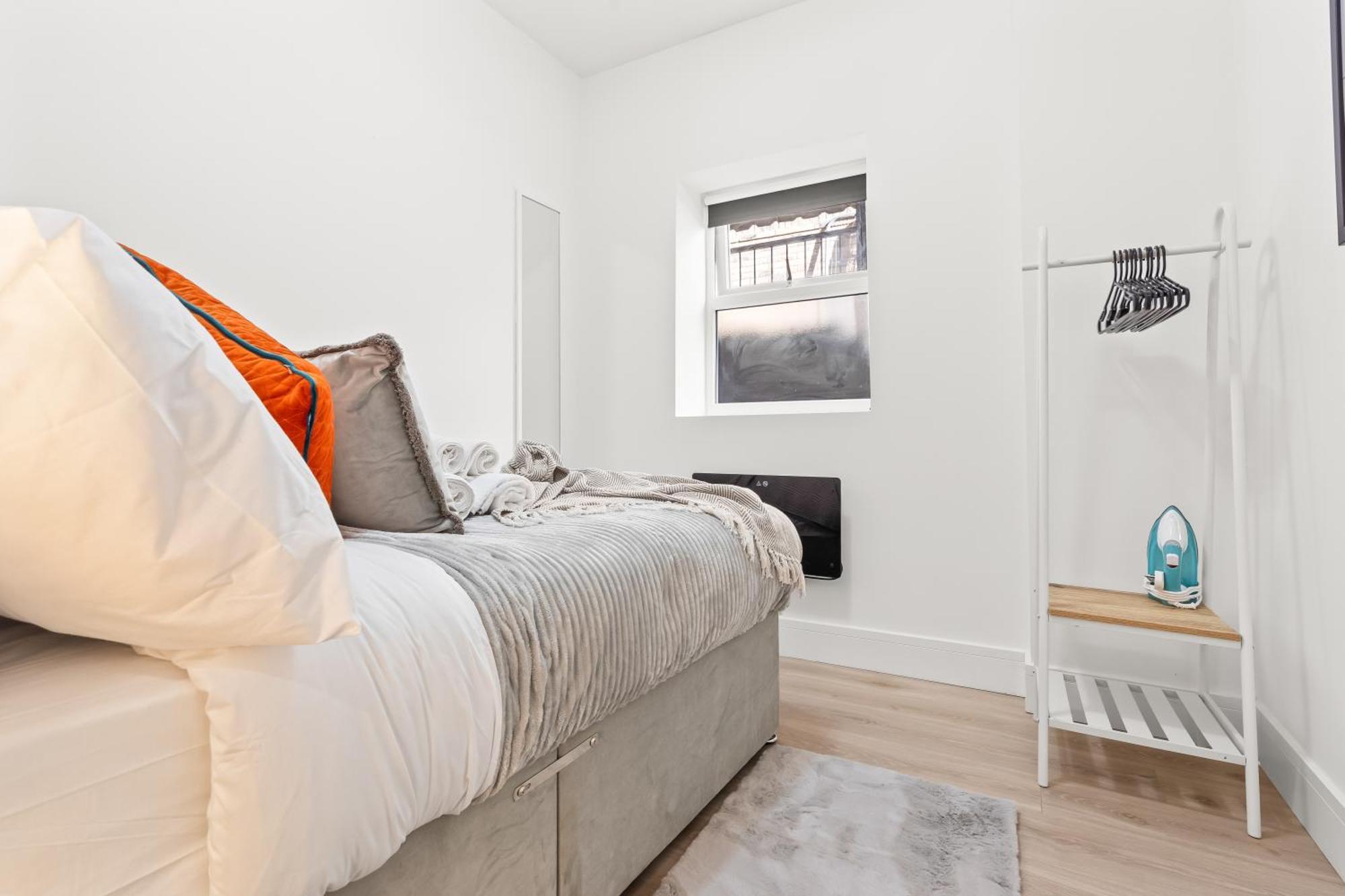 Modern 4 Bed - Free Parking Apartment London
