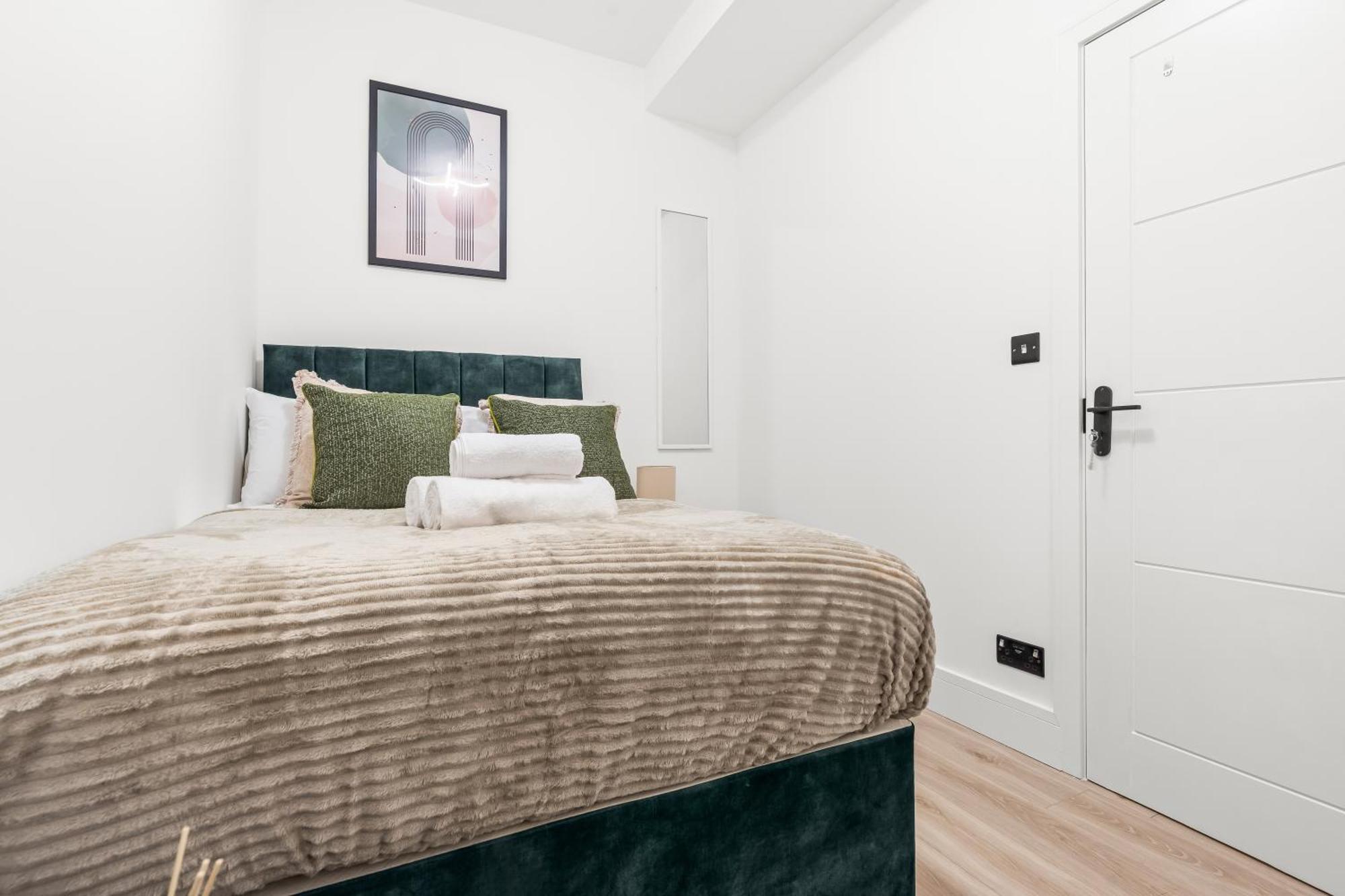 Modern 4 Bed - Free Parking * London