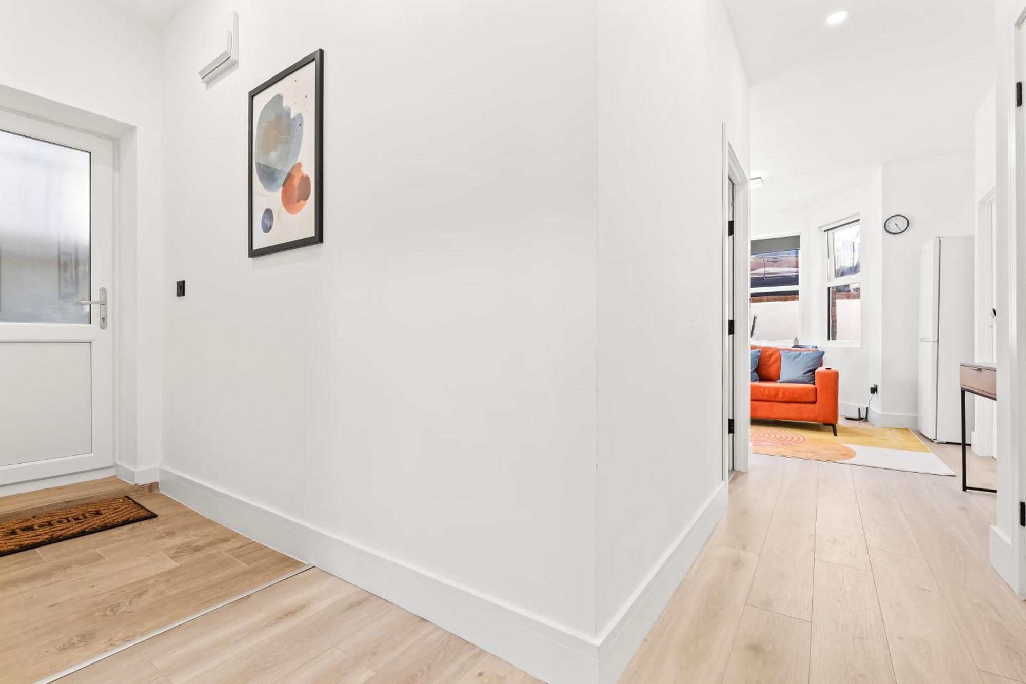 Modern 4 Bed - Free Parking
