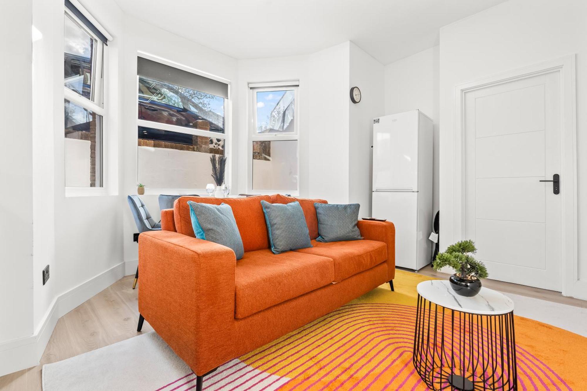 Modern 4 Bed - Free Parking Apartment