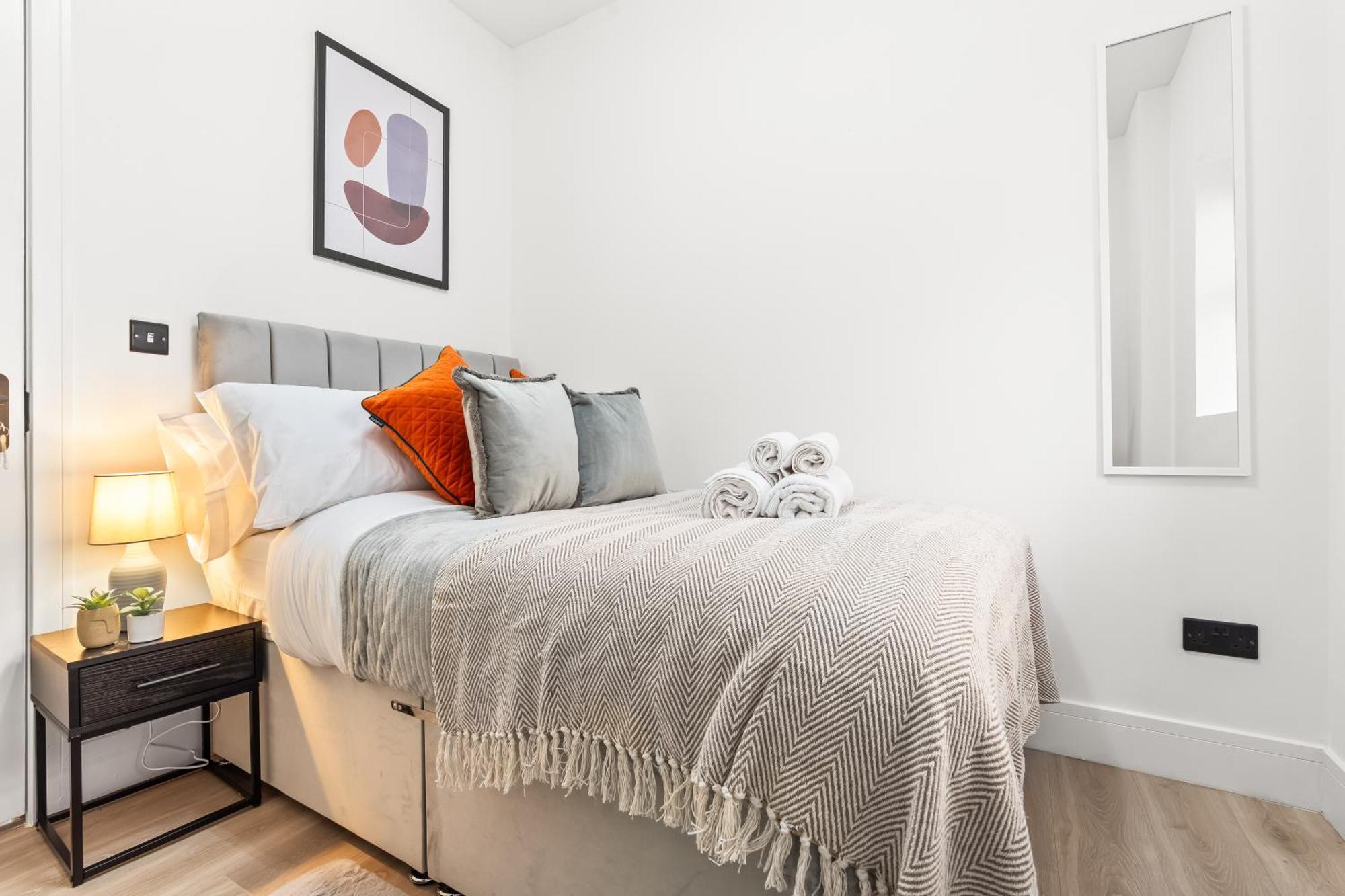 Modern 4 Bed - Free Parking Apartment *