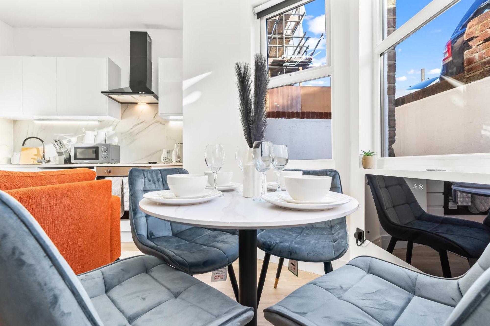 Modern 4 Bed - Free Parking Apartment London