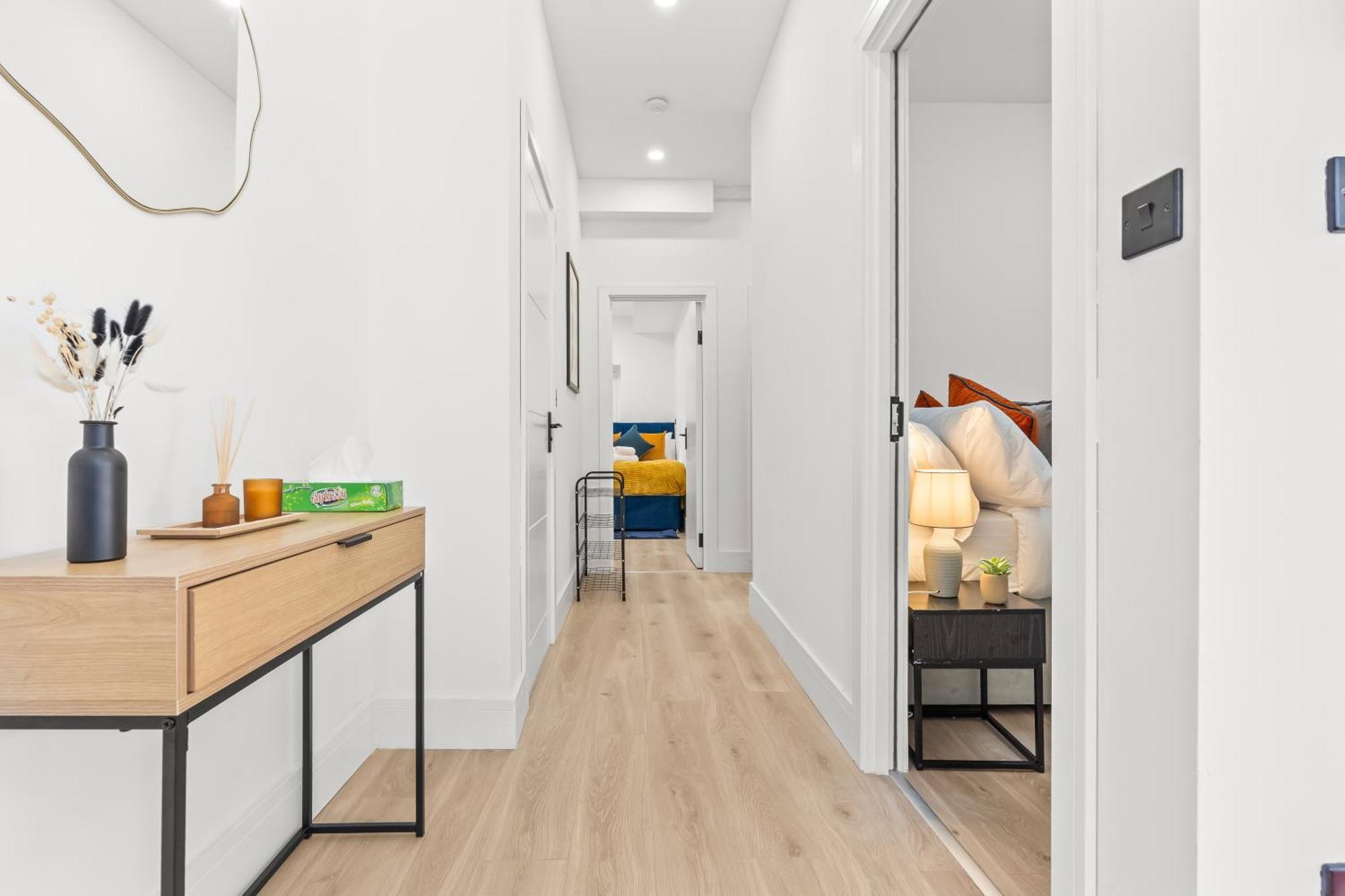 Modern 4 Bed - Free Parking Apartment