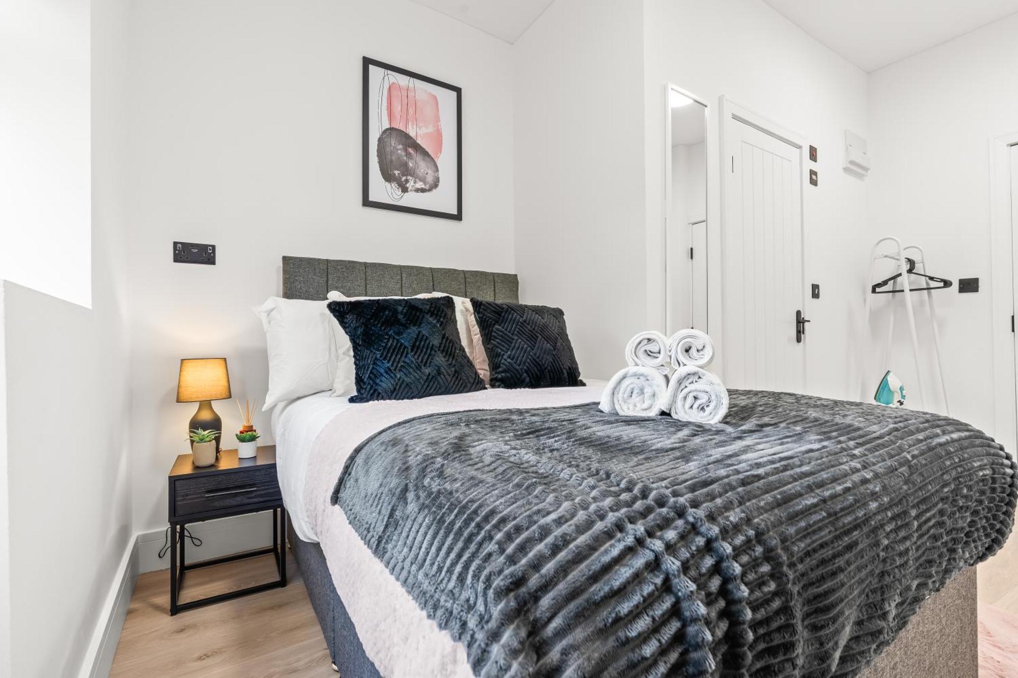 Modern 4 Bed - Free Parking Apartment *
