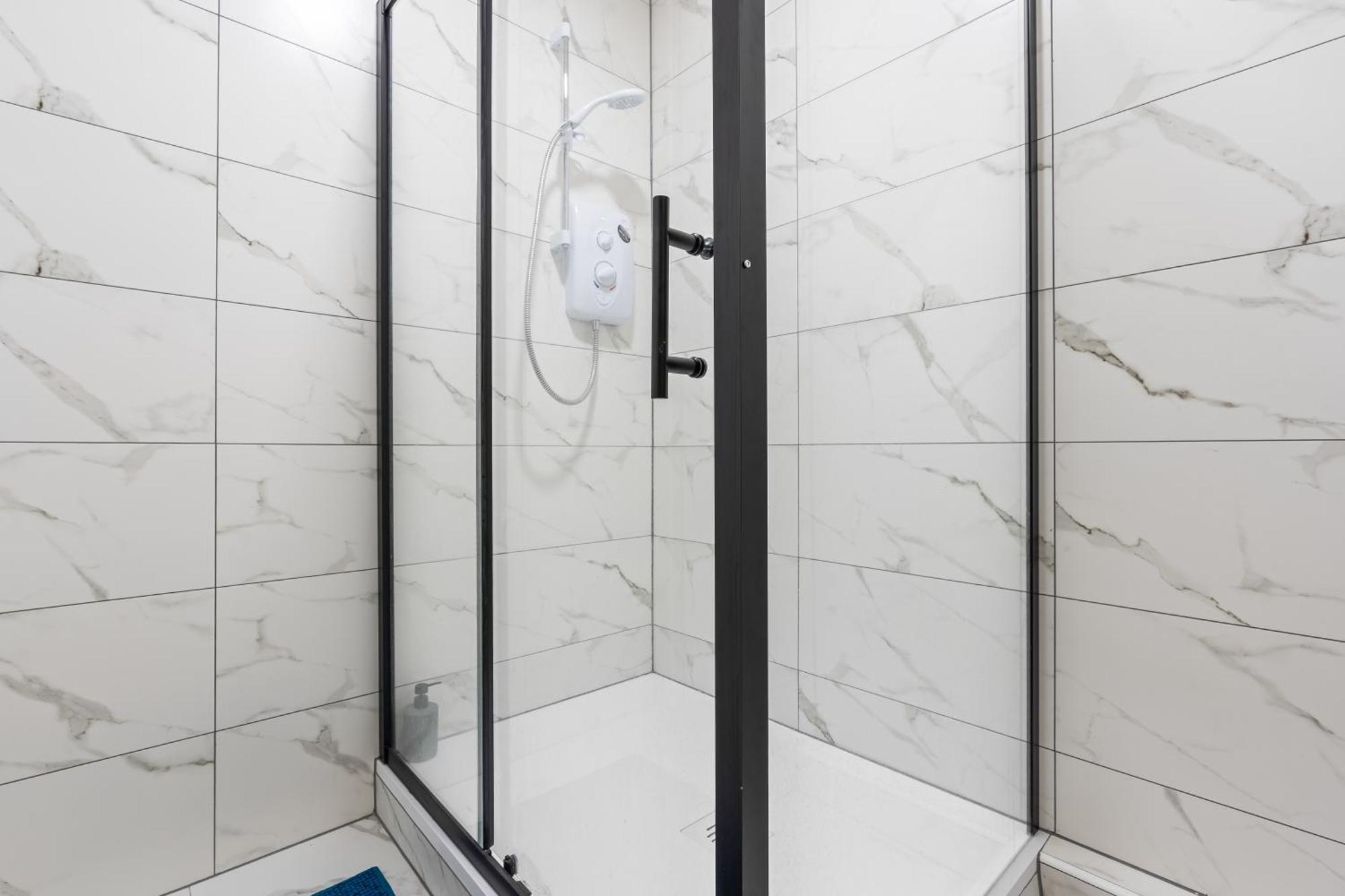 Modern 4 Bed - Free Parking London