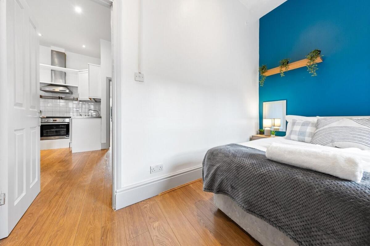 Luxurious 3 Bedroom Flat With Balcony In Kensington For 7 Next To Station Near Harrods Apartment