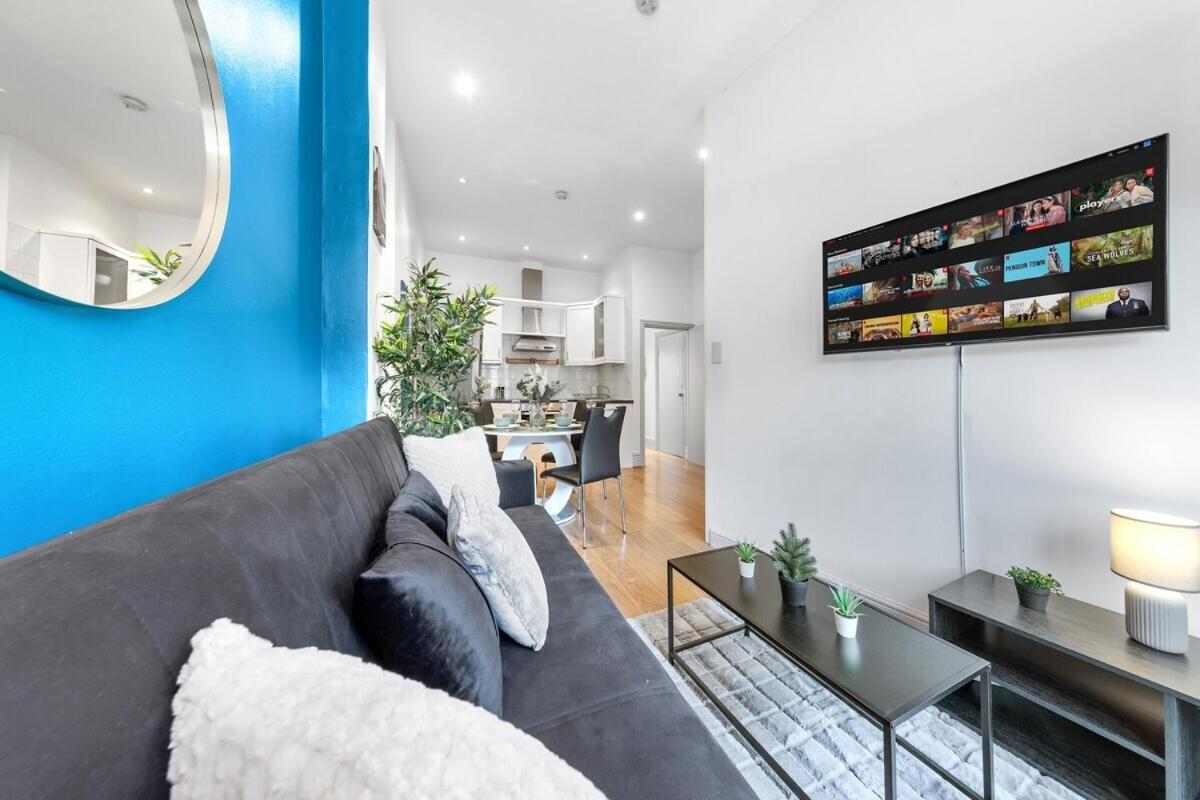 Luxurious 3 Bedroom Flat With Balcony In Kensington For 7 Next To Station Near Harrods Apartment