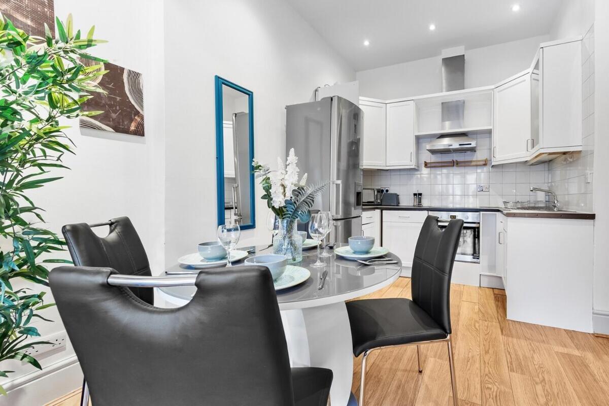 Apartment Luxurious 3 Bedroom Flat With Balcony In Kensington For 7 Next To Station Near Harrods London