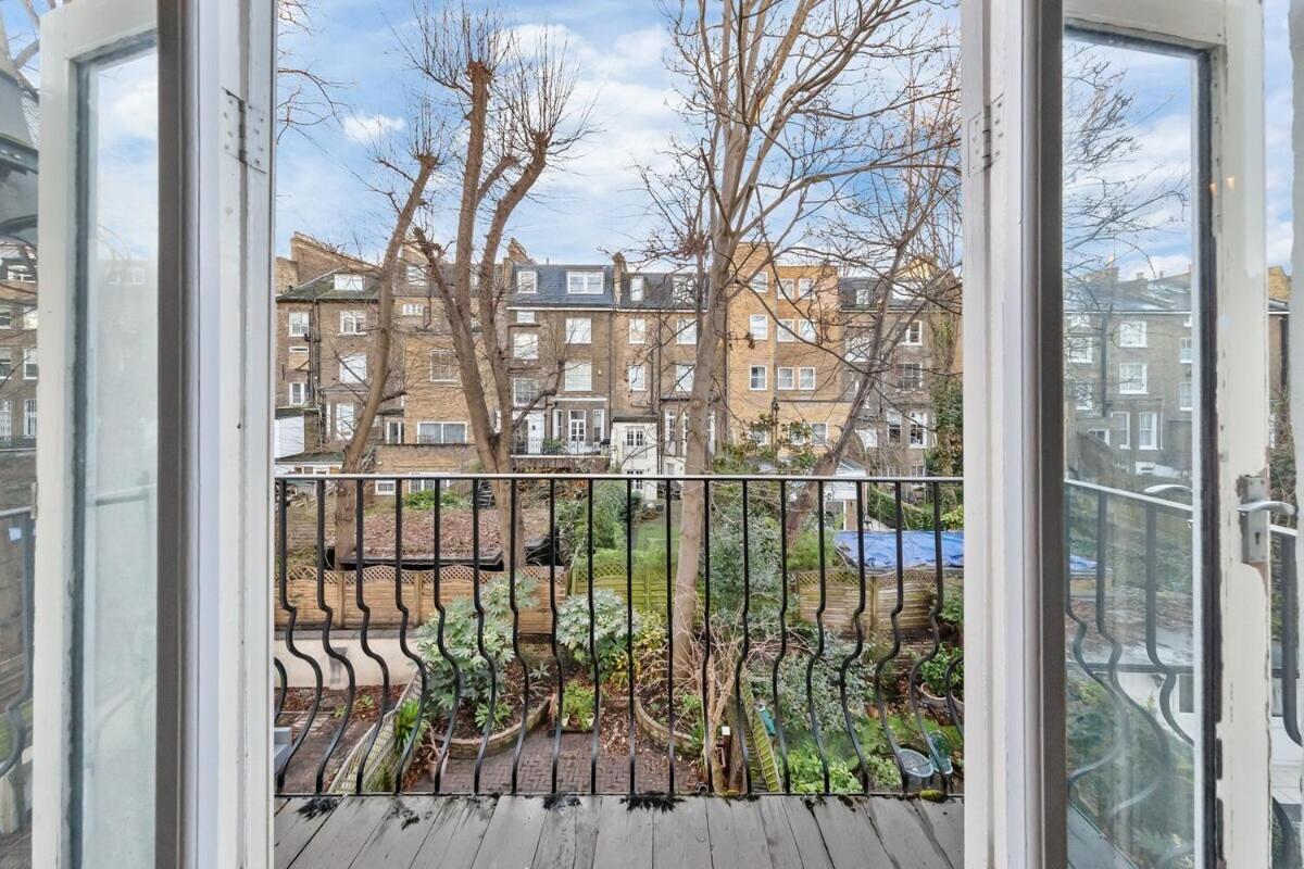 Luxurious 3 Bedroom Flat With Balcony In Kensington For 7 Next To Station Near Harrods London