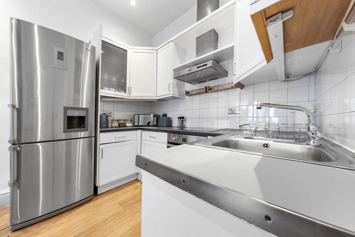 Luxurious 3 Bedroom Flat With Balcony In Kensington For 7 Next To Station Near Harrods *