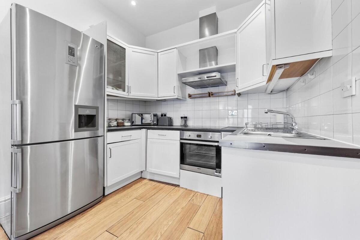 Luxurious 3 Bedroom Flat With Balcony In Kensington For 7 Next To Station Near Harrods