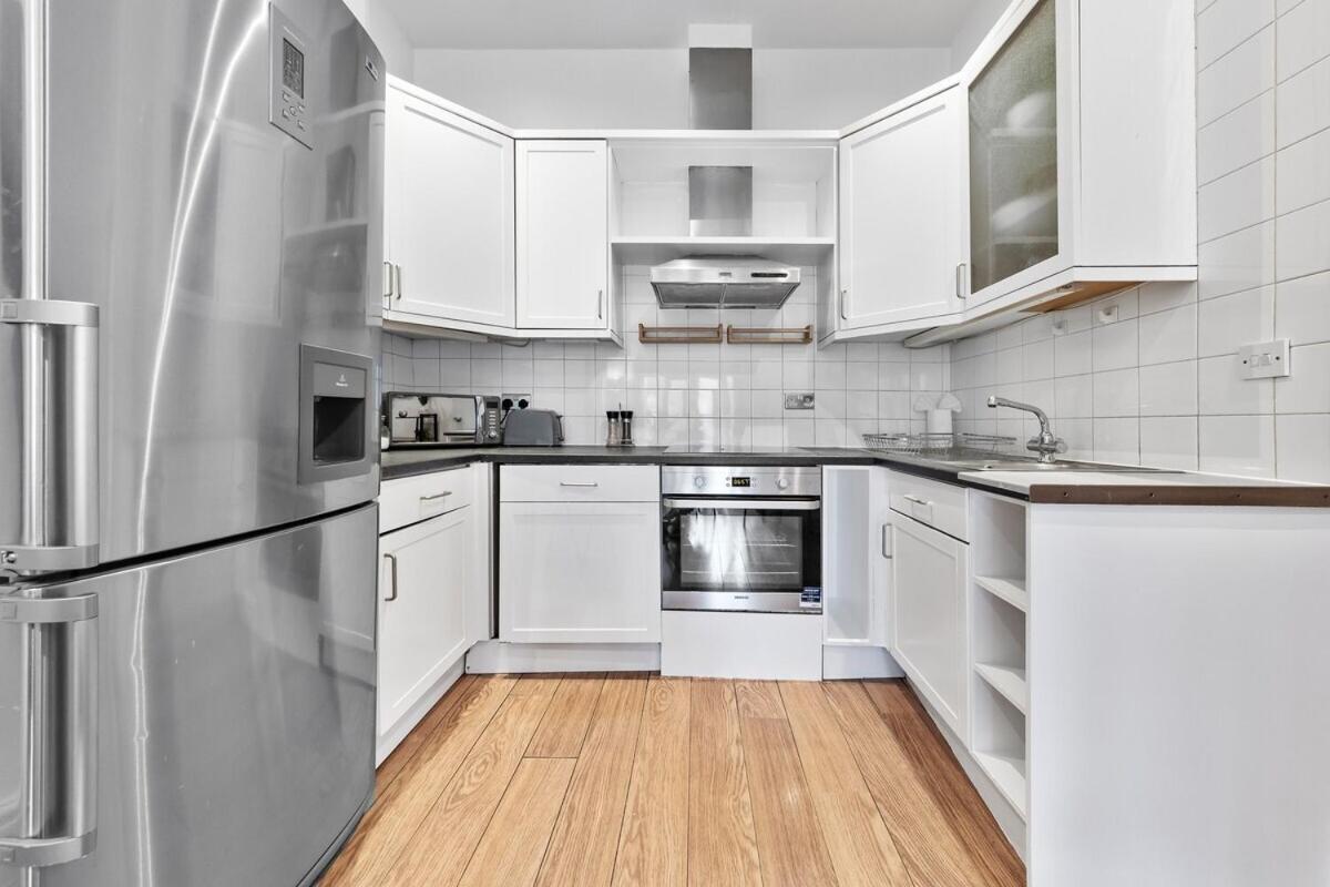 Luxurious 3 Bedroom Flat With Balcony In Kensington For 7 Next To Station Near Harrods Apartment